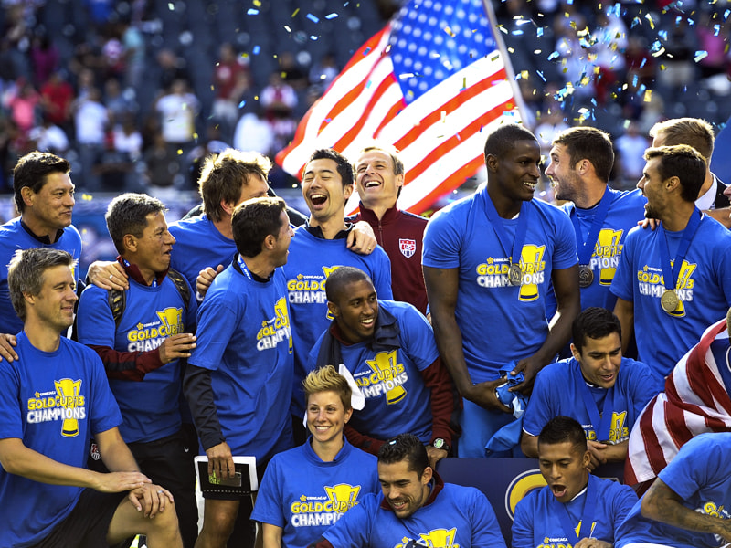 Strahlem&#228;nner: Nationaltrainer J&#252;rgen Klinsmann (rote Jacke) und die US-Boys nach dem Gewinn des Gold-Cups 2013. 