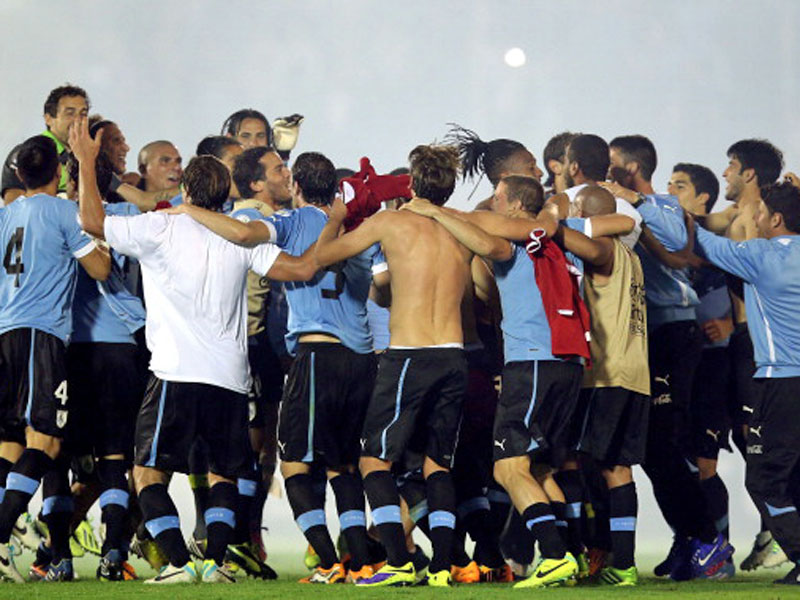 Das Team Uruguays jubelt ausgelassen nach dem vierten &quot;Umweg&quot; &#252;ber die Play-offs in Folge.