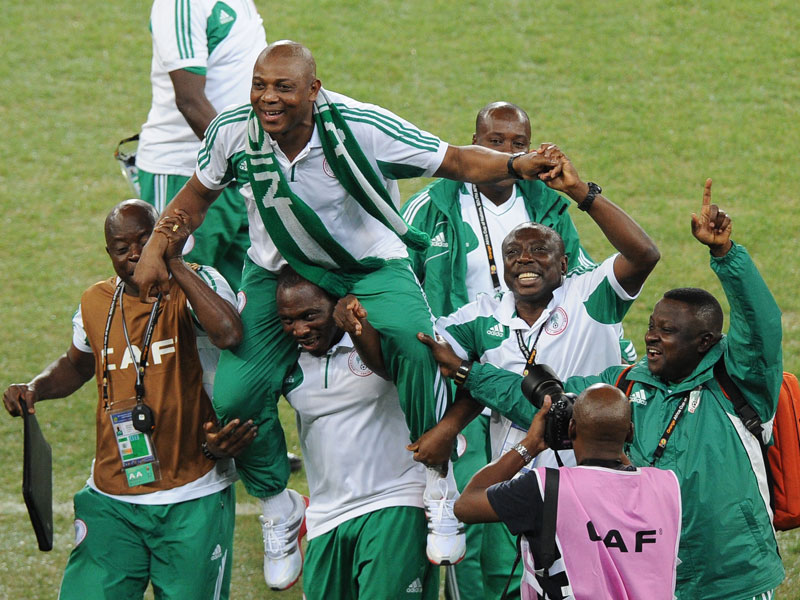 Brachte Nigeria Konstanz bei - und wird daf&#252;r, auch wenn es schwer f&#228;llt, auf H&#228;nden getragen: Nationaltrainer Stephen Keshi.