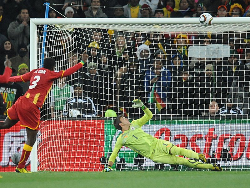 2. Juli 2010: Asamoah Gyan (links) scheitert vom Punkt gegen Uruguay am Querbalken.