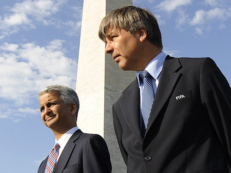 FIFA-Delegationsleiter Harold Mayne-Nicholls (re.) und Sunil Gulati, Chef des US-Bewerbungskomitees, am Washington Monument.