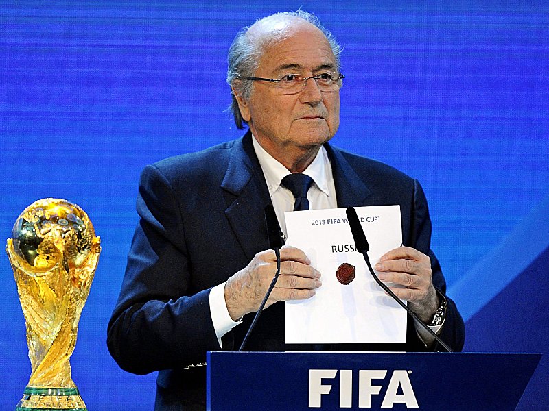Sepp Blatter verk&#252;ndete die Entscheidung der WM-Vergabe: Die Wahl fiel auf Russland (2018) und Katar (2022).