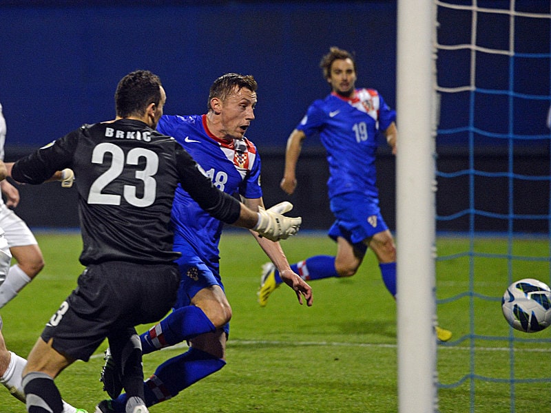 Kroatiens Olic (re.) l&#228;sst Serbiens Keeper Brkic keine Chance und erzielt den 2:0-Endstand.