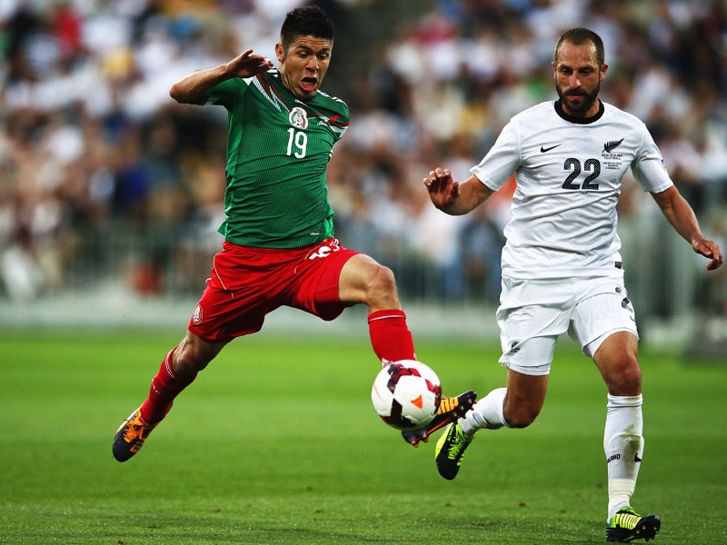 Nicht zu stoppen: Mit insgesamt f&#252;nf Toren in den Play-offs avancierte Oribe Peralta (li.), hier gegen Neuseelands Andrew Durante, zum WM-Garanten der Mexikaner.