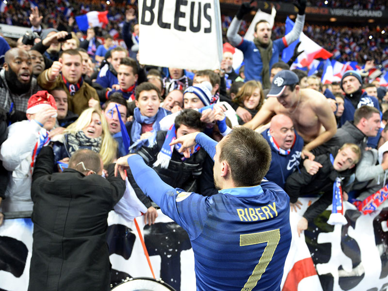 Die Vers&#246;hnung: Franck Ribery feiert mit den Fans.