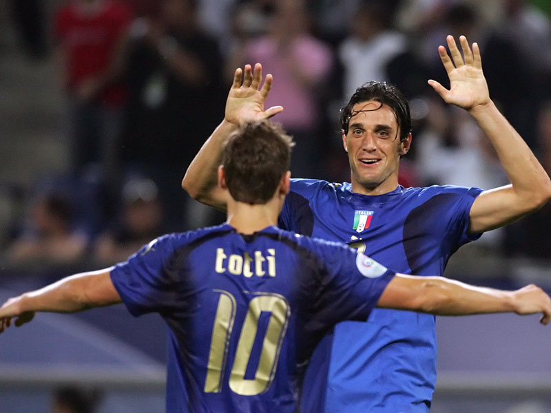 2006 feierten sie zusammen den WM-Titel: In Brasilien werden Luca Toni (hi.) und Francesco Totti nicht f&#252;r Italien auflaufen.