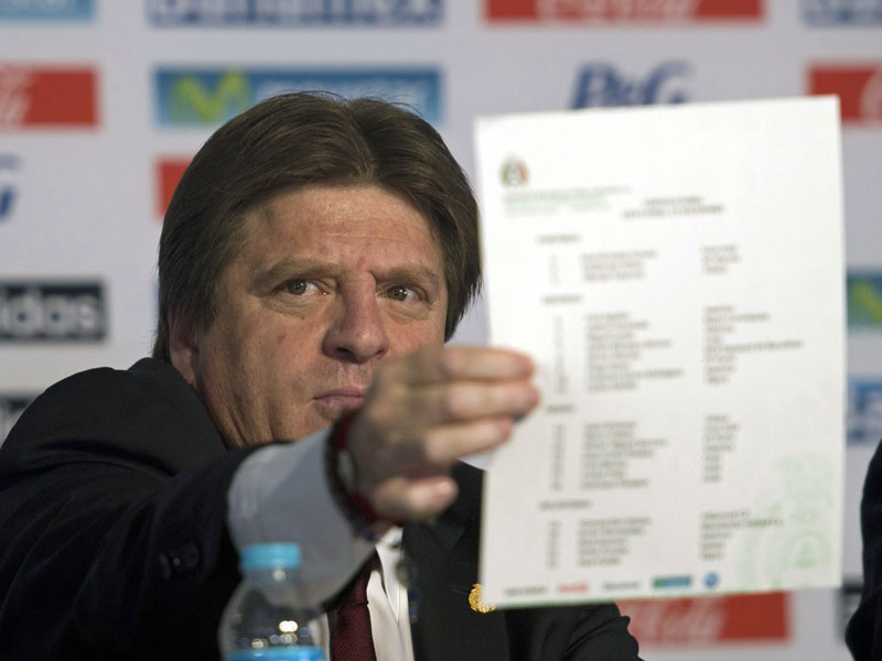 Mexikos Nationaltrainer Miguel Herrera pr&#228;sentiert die Liste mit den 23-WM-Fahrern.