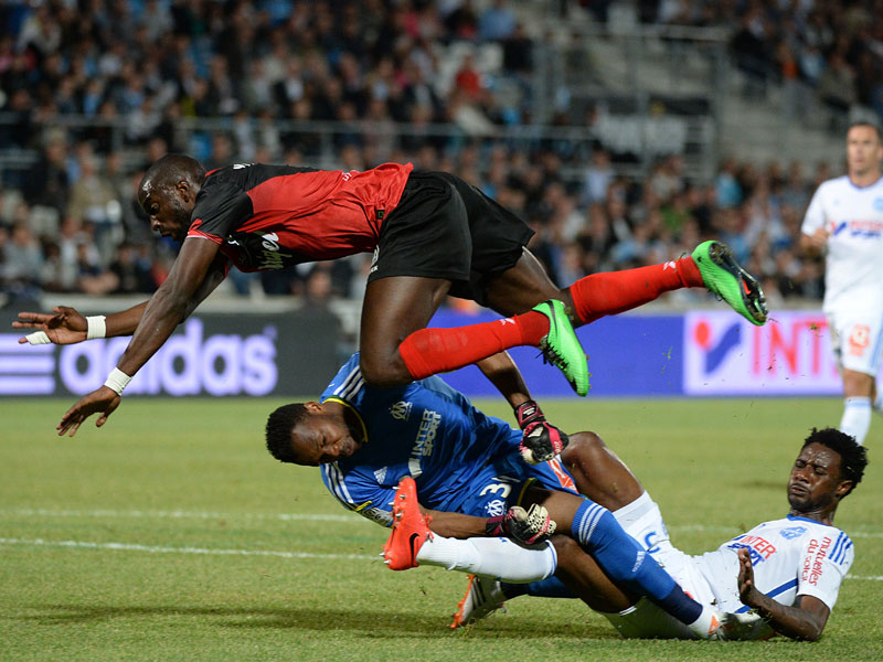 Folgenschwerer Zusammensto&#223;: Mustapha Yatabar&#233; trifft Steve Mandanda mit dem Knie im Gesicht.