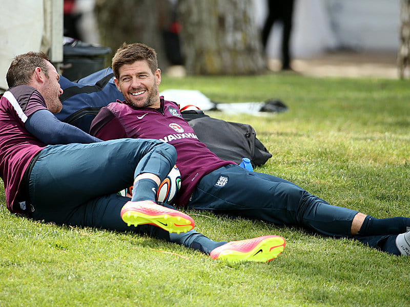 Kann wieder lachen und blickt mit Kollege Wayne Rooney (links) in Richtung Brasilien: Steven Gerrard.