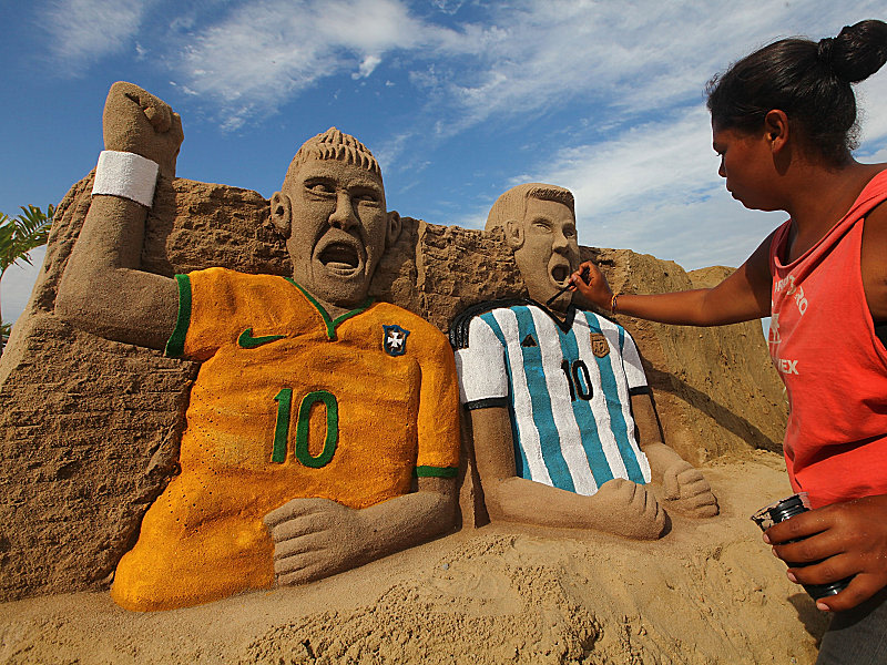 Wer trumpft in Brasilien auf? Sandfiguren von Neymar und Lionel Messi auf der Copacabana. 