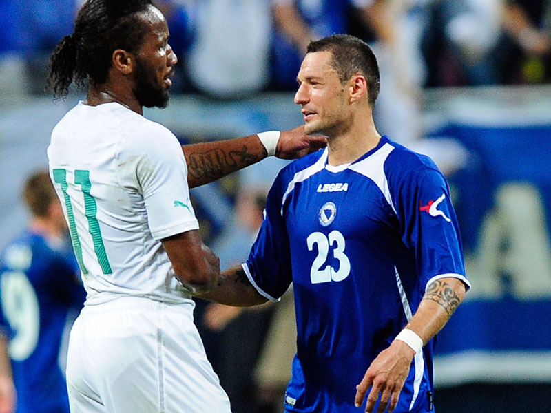Sejad Salihovic, hier mit dem Ivorer Drogba, steht Bosnien gegen Argentinien zur Verf&#252;gung.