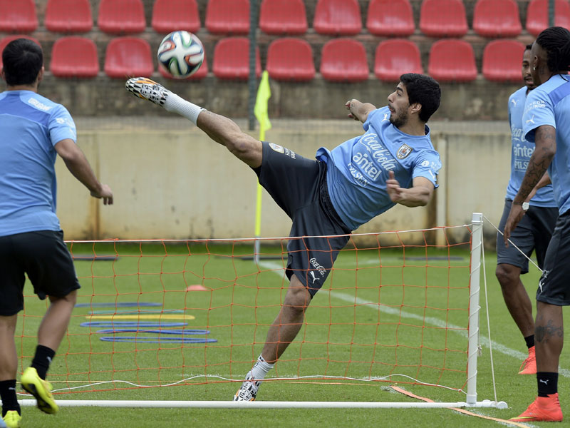 Alle Augen sind auf ihn gerichtet: Wird Uruguays Topstar Luis Suarez (Mitte) rechtzeitig fit?
