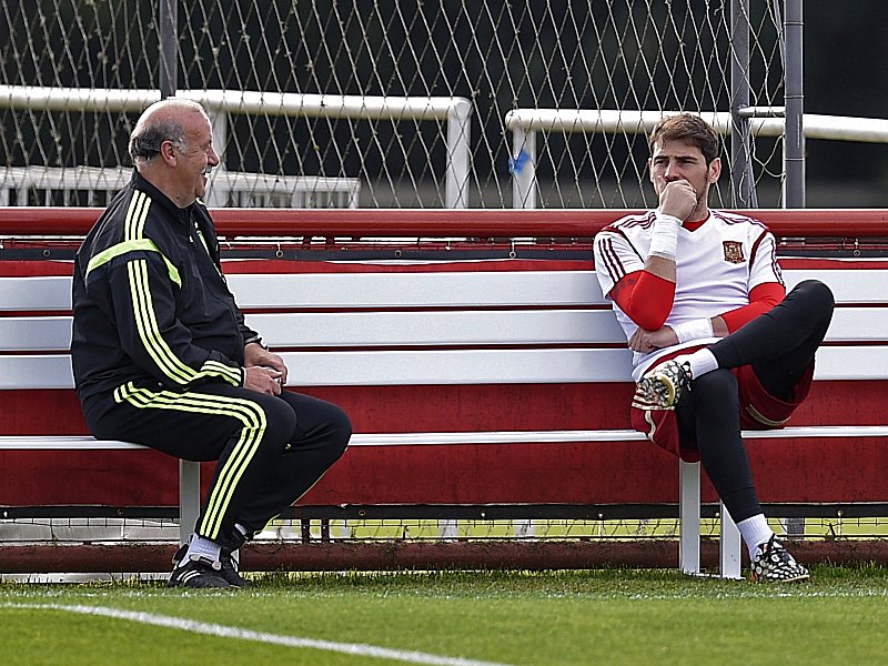 W&#228;hrend Spaniens Nationaltrainer Vicente del Bosque schon wieder etwas fr&#246;hlicher dreiblickte, wirkten Iker Casillas und Co. noch nachdenklich.