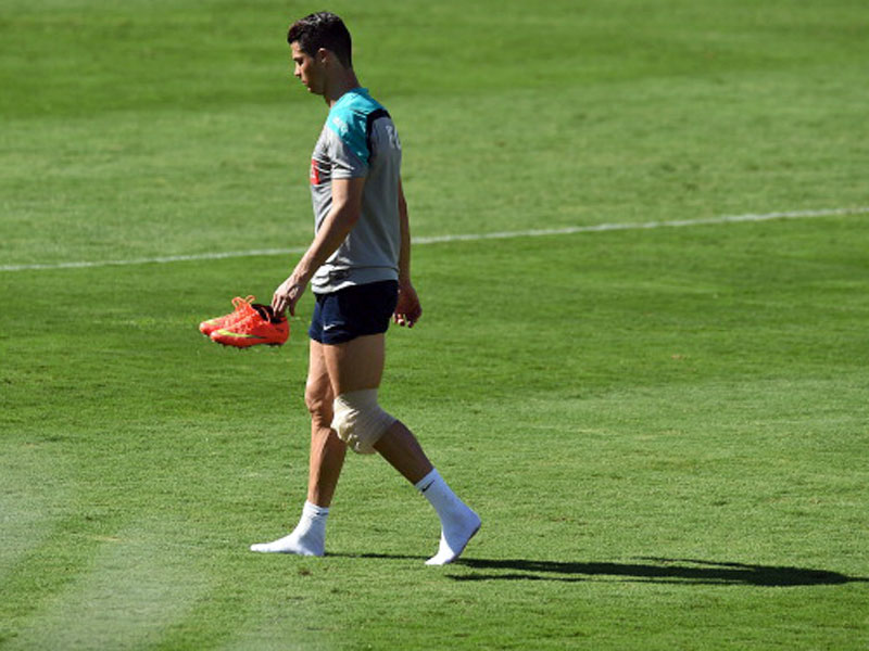 Sorgenfrei sieht anders aus: Cristiano Ronaldo verl&#228;sst den Platz abermals mit bandagiertem Knie.