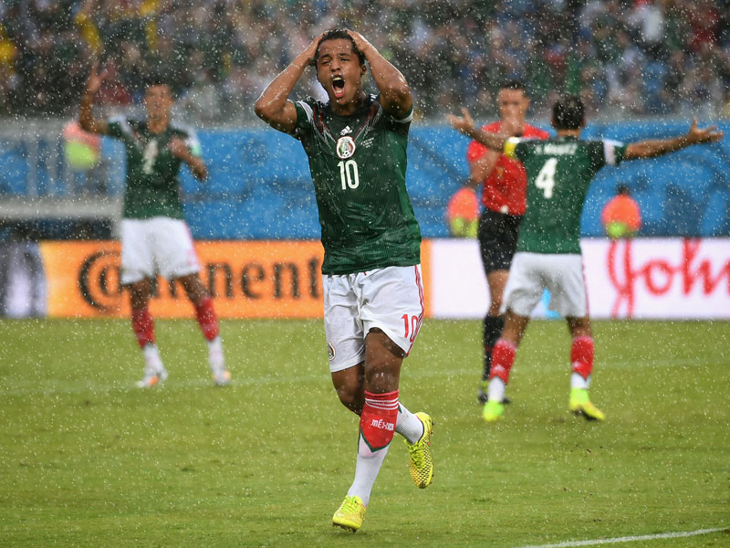 In Rage im Regen: Giovani dos Santos wurden bei Mexikos Auftaktspiel zwei Tore aberkannt - f&#252;r den Linienrichter ist die WM vorbei.