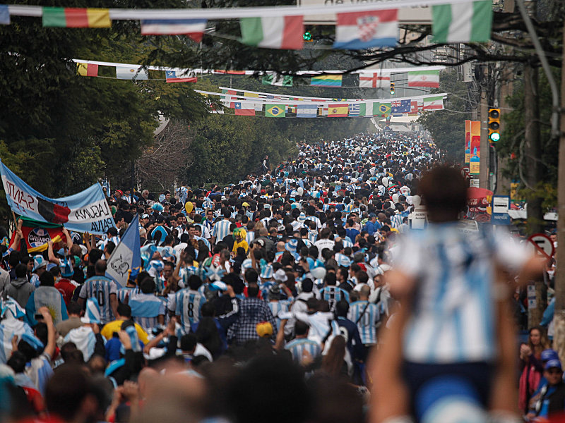 &#220;berfall in blau-wei&#223;: Zehntausende Argentinier fallen &#252;ber Porto Alegre her.