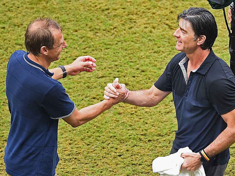 Handshake nach dem Spiel: J&#252;rgen Klinsmann (li.) und Joachim L&#246;w gratulieren sich gegenseitig zum Einzug ins WM-Achtelfinale.