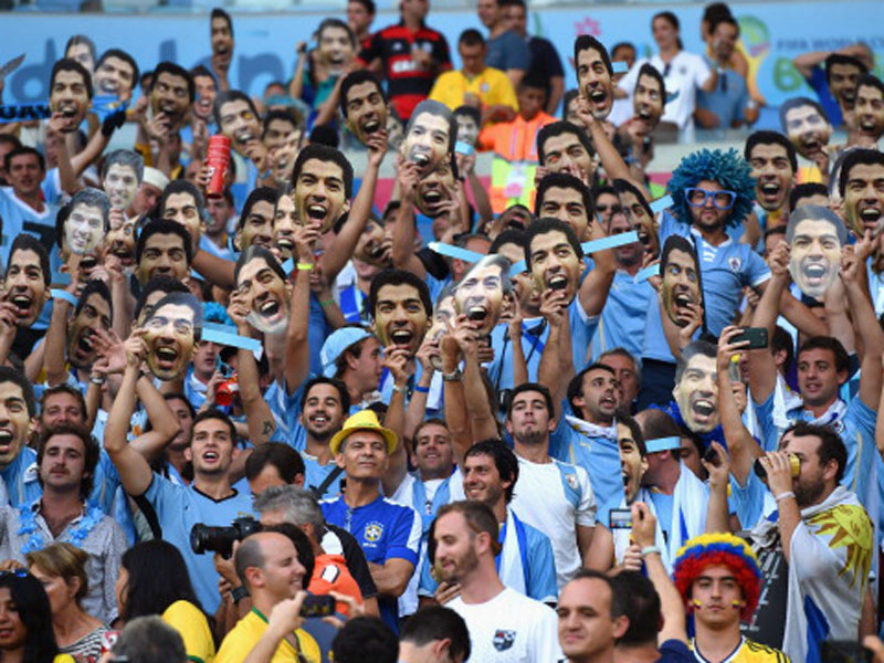 Uruguays Fans solidarisierten sich mit Suarez-Masken mit dem gesperrten Angreifer.