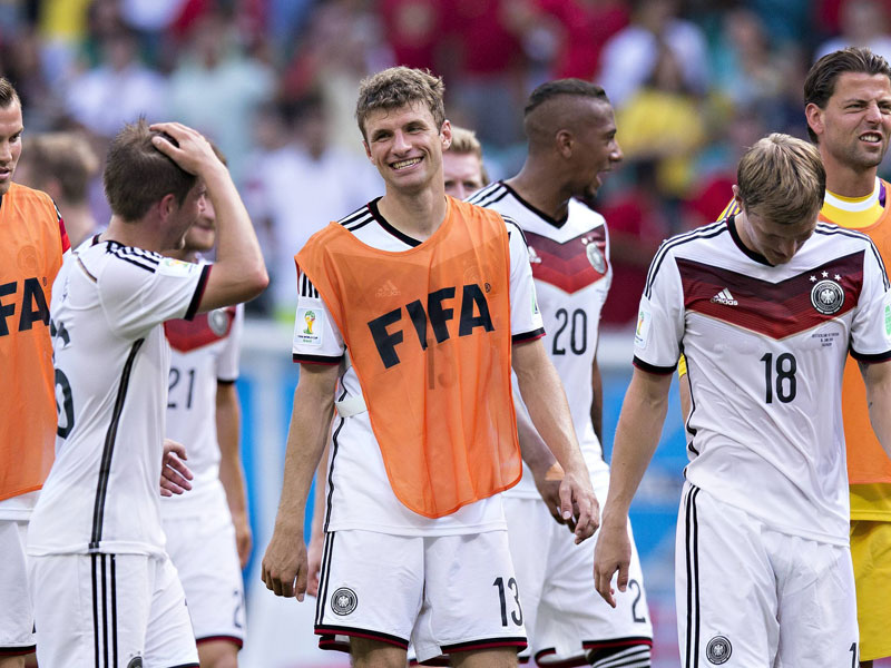 Philipp Lahm, Thomas M&#252;ller und Toni Kroos (v.l.) im fernen Brasilien - der FC Bayern kassiert &quot;Trennungsgeld&quot;.