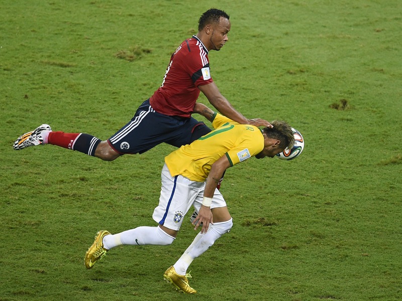 Das WM-Aus f&#252;r Neymar: Kolumbiens Juan Zuniga springt dem Brasilianer mit dem Knie voraus in den R&#252;cken.