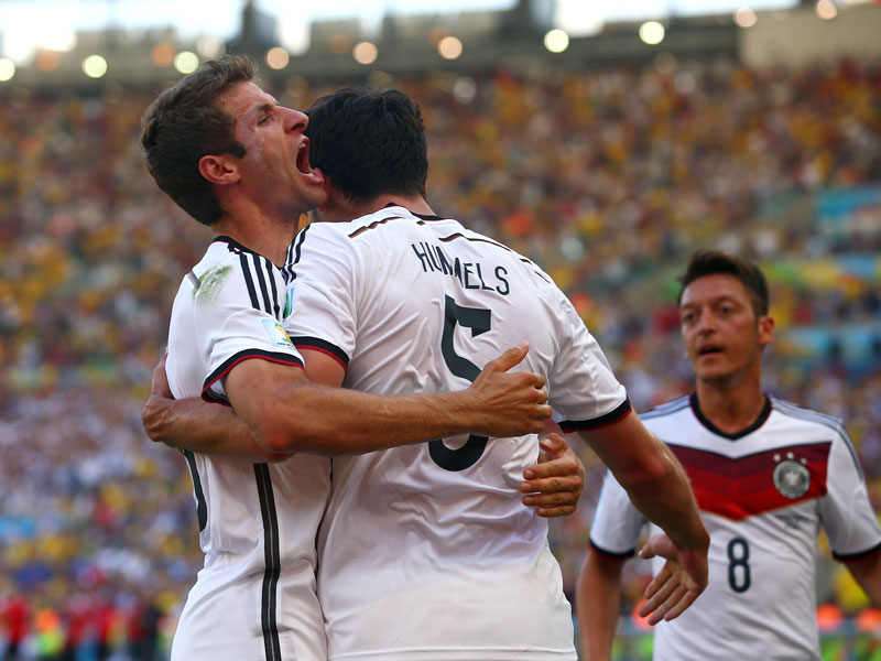 &quot;Deutschland vergeigt niemals&quot;: Thomas M&#252;ller herzt Torsch&#252;tze Mats Hummels im WM-Viertelfinale gegen Frankreich.