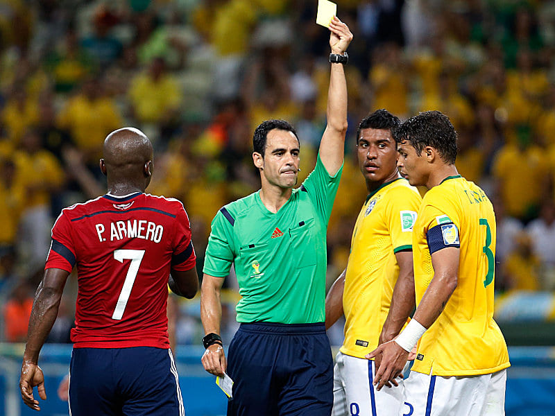 Eindeutige Szene: Schiedsrichter Carlos Velasco Carballo zieht die klar nachvollziehbare Gelbe Karte f&#252;r Thiago Silva - Paulinho und Armero sehen zu.