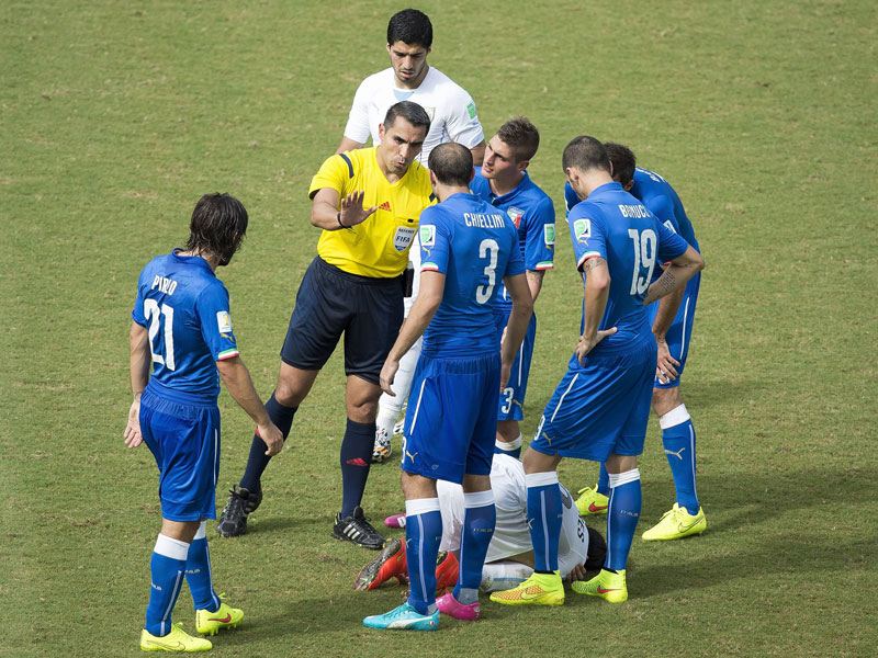 Den Biss &#252;bersehen: Marco Rodriguez stand bei der Partie zwischen Italien und Uruguay im Mittelpunkt.