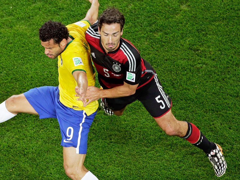 Mit einer Sehnenreizung raus: Mats Hummels gegen Brasiliens Fred.