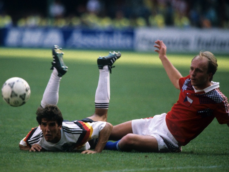 Verloren und doch gewonnen: Miroslav Kadlec (re.) gegen Karl-Heinz Riedle (1. Juli 1990).