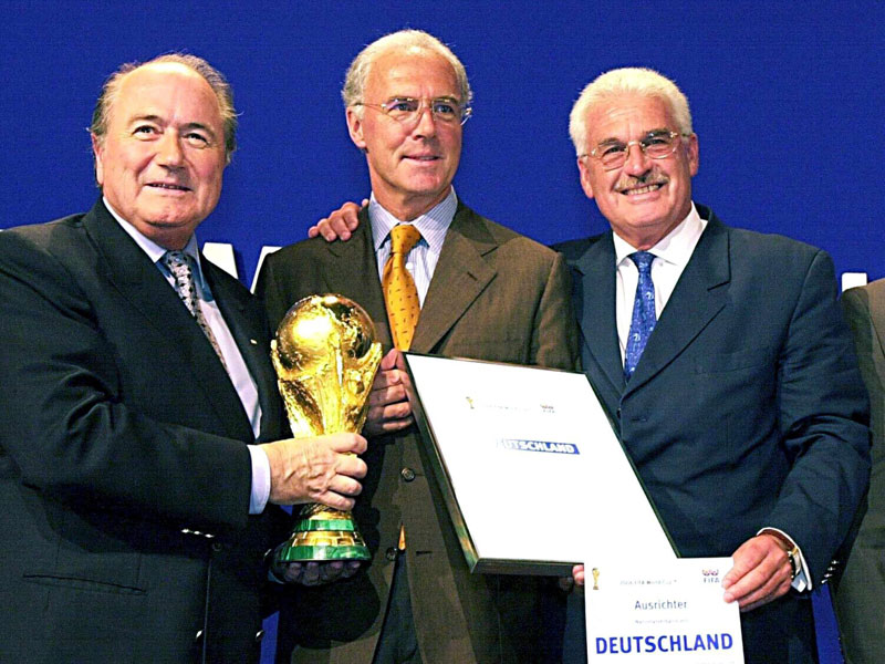 Ein Bild aus alten Tagen: Franz Beckenbauer und Fedor Radmann (r.) mit FIFA-Pr&#228;sident Sepp Blatter.