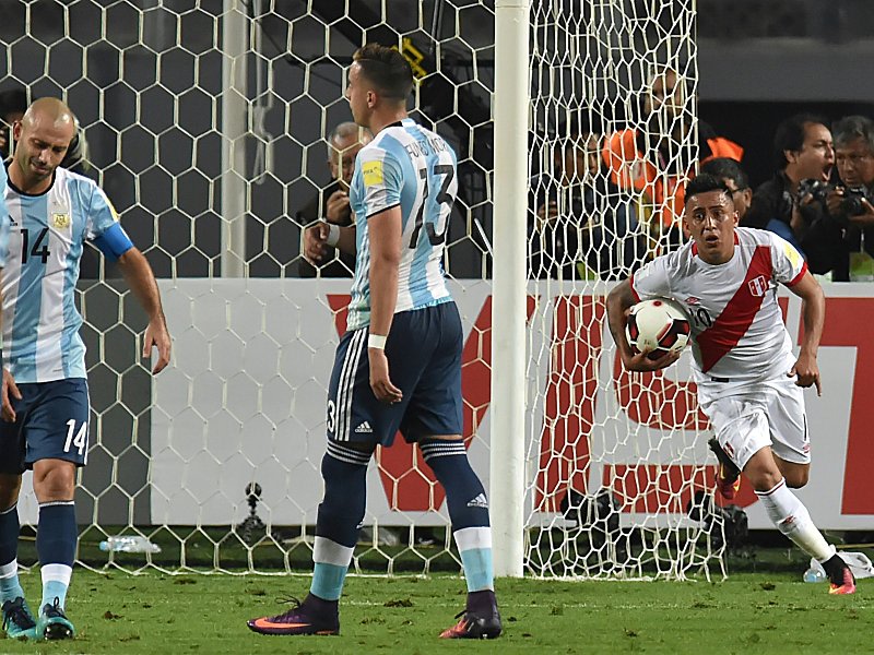Kurz vor Schluss: Christian Cueva (re.) sichert Peru ein Unentschieden gegen Argentinien.