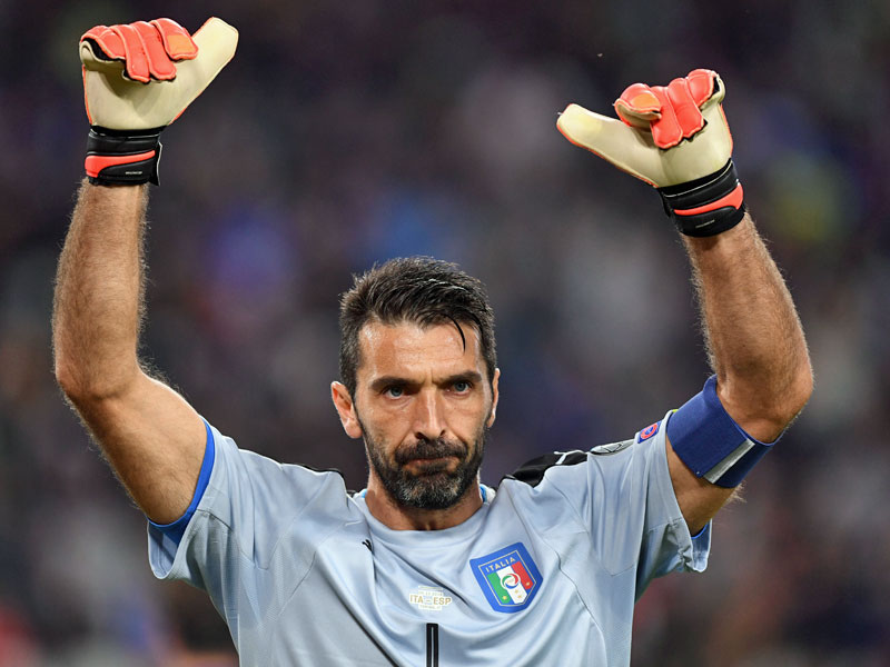 Dunkle Miene, aber Daumen hoch: Gianluigi Buffon nahm seinen Patzer sportlich.