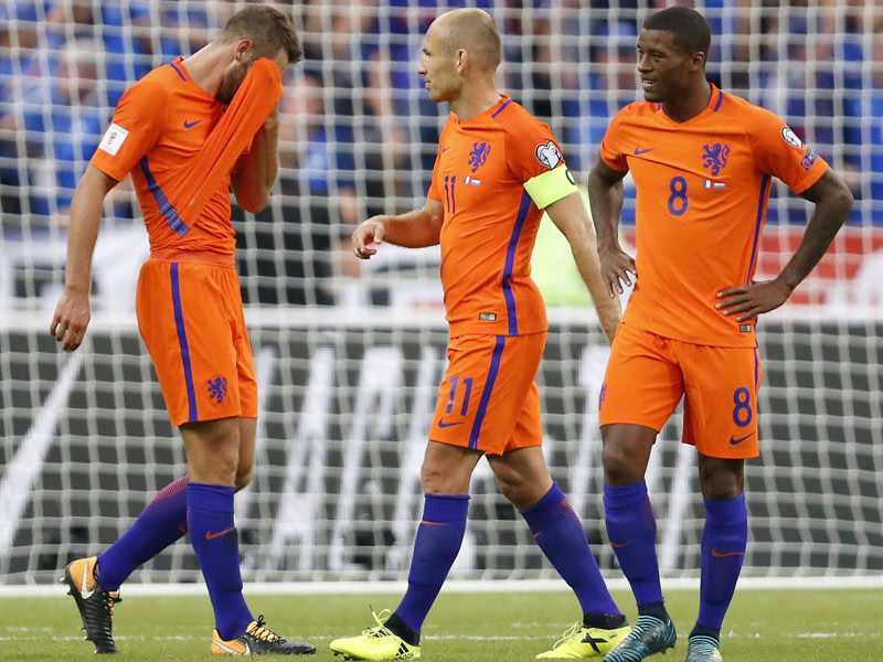 Geballter Frust &#224; la Oranje: Stefan De Vrij, Arjen Robben und Georginio Wijnaldum.