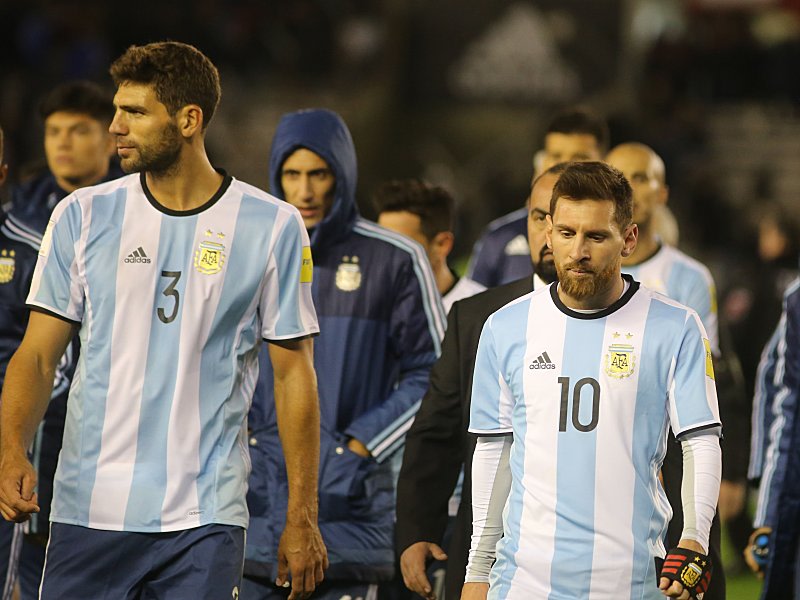 Dem Favoriten war die Entt&#228;uschung ins Gesicht geschrieben: Lionel Messi und Federico Fazio (li.) nach dem Remis gegen Venezuela.
