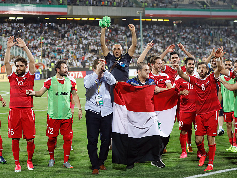 Weiter im Rennen um ein WM-Ticket: Syriens Nationalmannschaft nach dem entscheidenden Punktgewinn in Teheran.