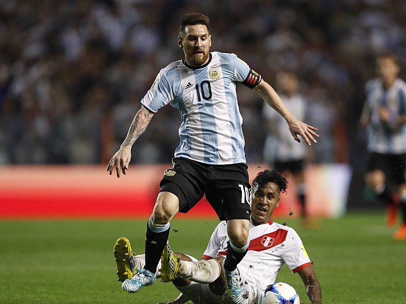 Alle M&#252;he umsonst? Superstar Lionel Messi gegen Perus Renato Tapia.