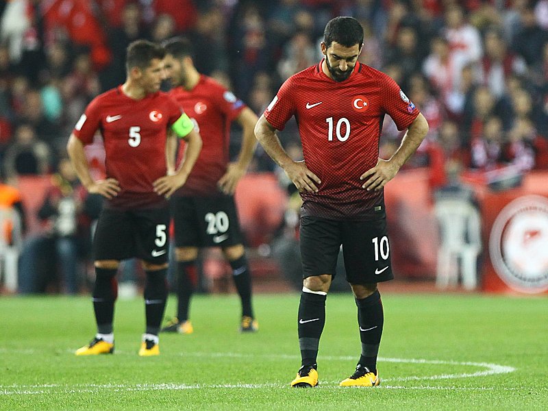 Blicke zu Boden: Arda Turan (r.) und die t&#252;rkische Nationalmannschaft haben gegen Island 0:3 verloren.