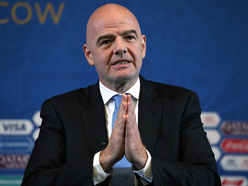 FIFA-Pr&#228;sident Gianni Infantino kritisierte erneut die Doppelvergabe der Weltmeisterschaften 2018 und 2022.