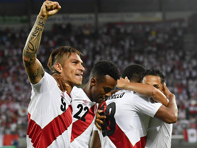 Darf nun doch Perus Farben bei der WM 2018 vertreten: Paolo Guerrero jubelt &#252;ber ein Tor gegen Saudi-Arabien.