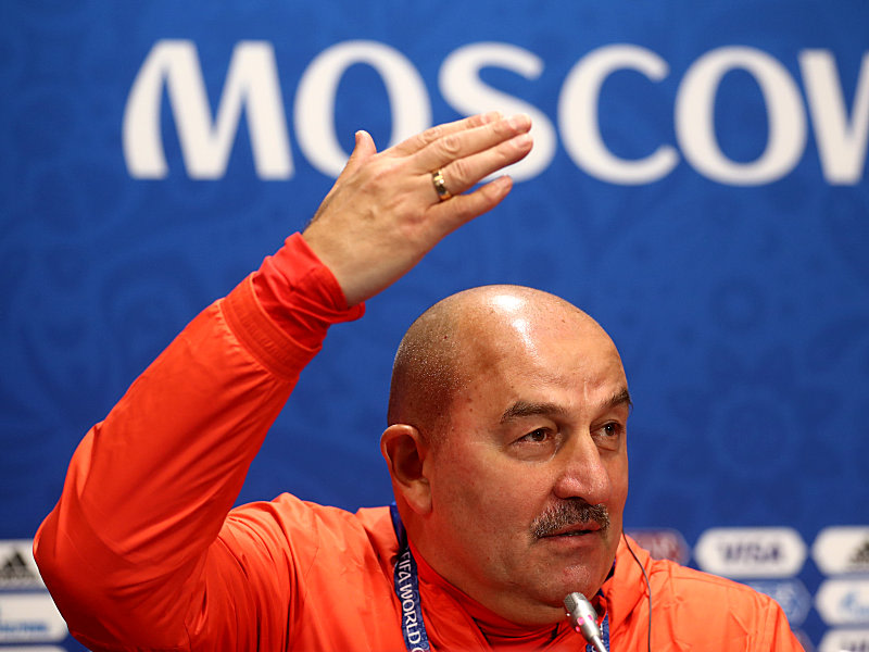 Der russische Nationaltrainer Stanislav Cherchesov auf der Pressekonferenz vor dem Auftaktspiel.