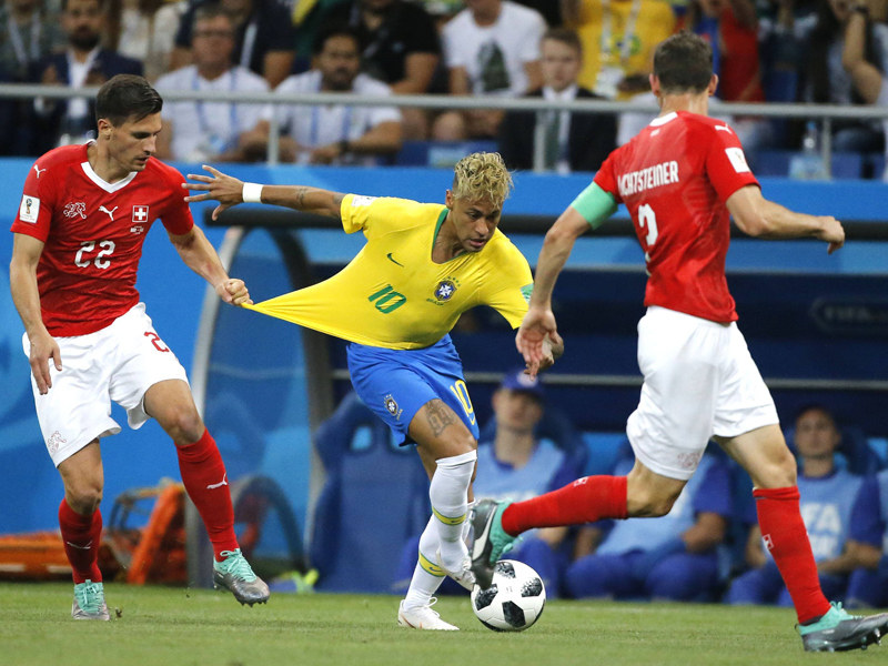 Neymar wird per Foul gestoppt - ein oft genutztes Stilmittel der Schweizer.