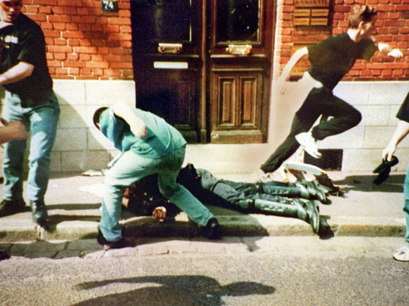Der franz&#246;sische Polizist Daniel Nivel wird von deutschen Hooligans niedergeschlagen.