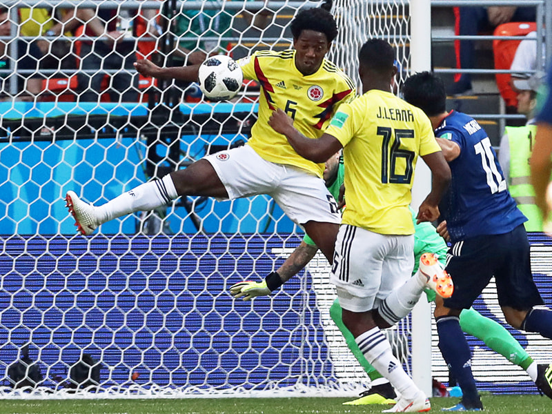 Wie ein Torwart: Kolumbiens Carlos Sanchez sah gegen Japan f&#252;r dieses Handspiel Rot.