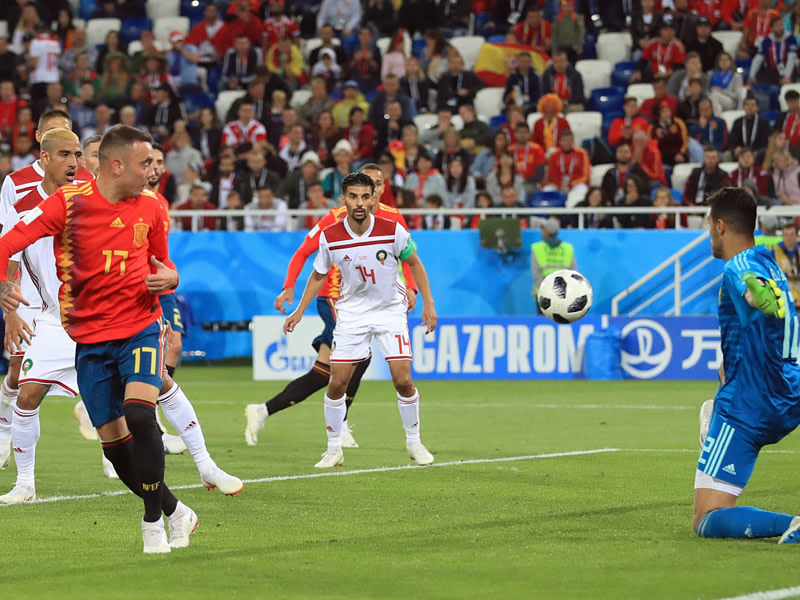 Strittige Szene: Iago Aspas erzielt Spaniens sp&#228;ten Ausgleich gegen Marokko.