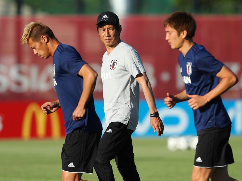Vorbereitet: Japans Trainer Akira Nishino (Mitte) mit Keisuke Honda (l.) und Genki Haraguchi (r.).