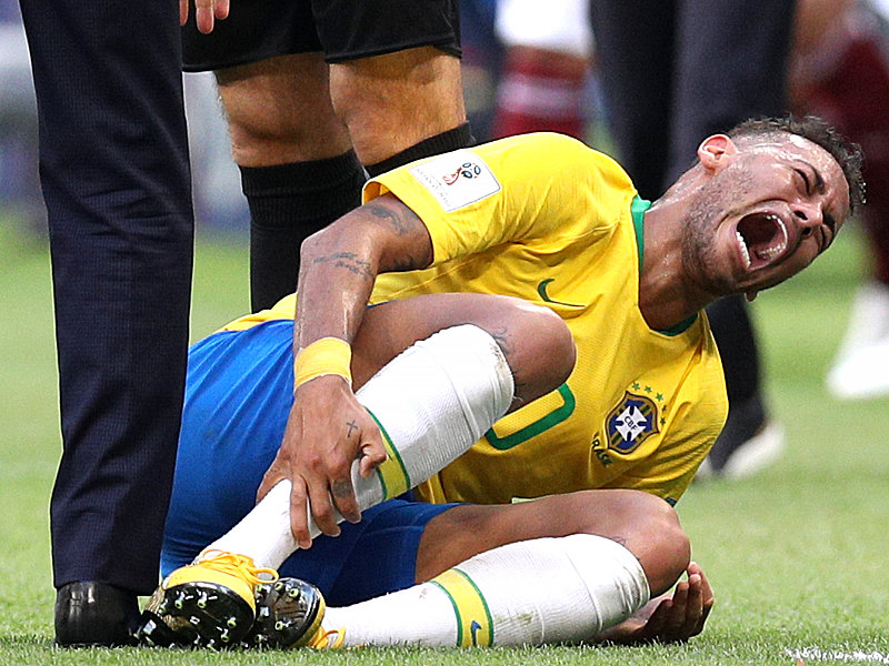 Ein lauter Aufschrei: Neymar kr&#252;mmt sich nach einem Tritt eines Gegenspieler lange am Boden.