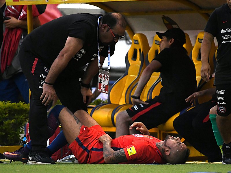Chiles Arturo Vidal wird am Spielfeldrand behandelt, kann die Partie in Kolumbien aber nicht zu Ende spielen.