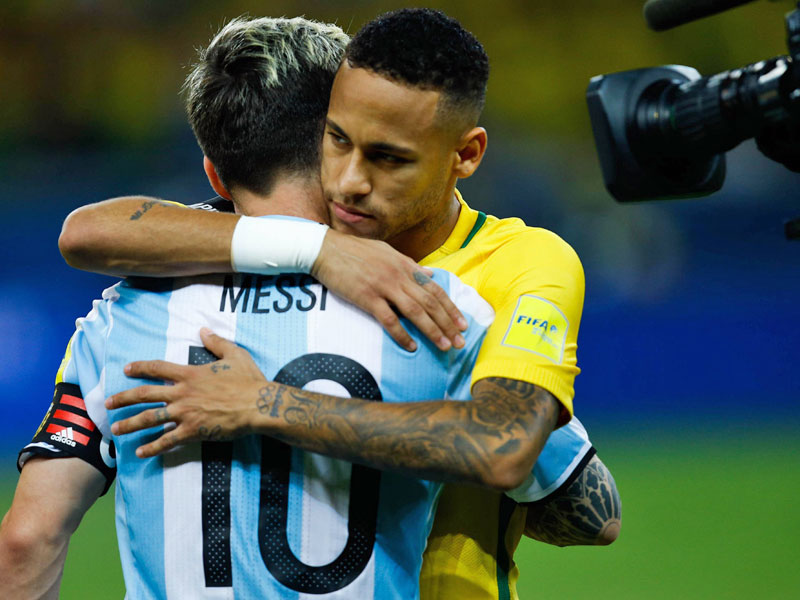 Schwerer Schlag: Brasiliens Neymar (hinten) muss Vereinskollege Lionel Messi tr&#246;sten.
