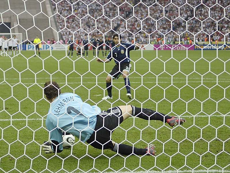 Elfmeterentscheidung in der Gruppenphase? Deutschland gewann sein letztes WM-Elfmeterschie&#223;en im Jahr 2006 gegen Argentinien, hier h&#228;lt Jens Lehmann gegen Roberto Ayala.