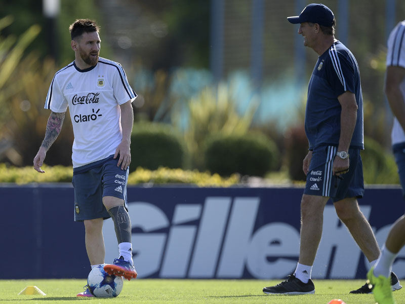 Bekommen es mit Chile zu tun: Lionel Messi (li.), Nationalcoach Edgardo Bauza und Argentinien.